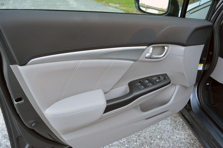  Honda Civic Hybrid 2013 года  (фото 14 из 29)